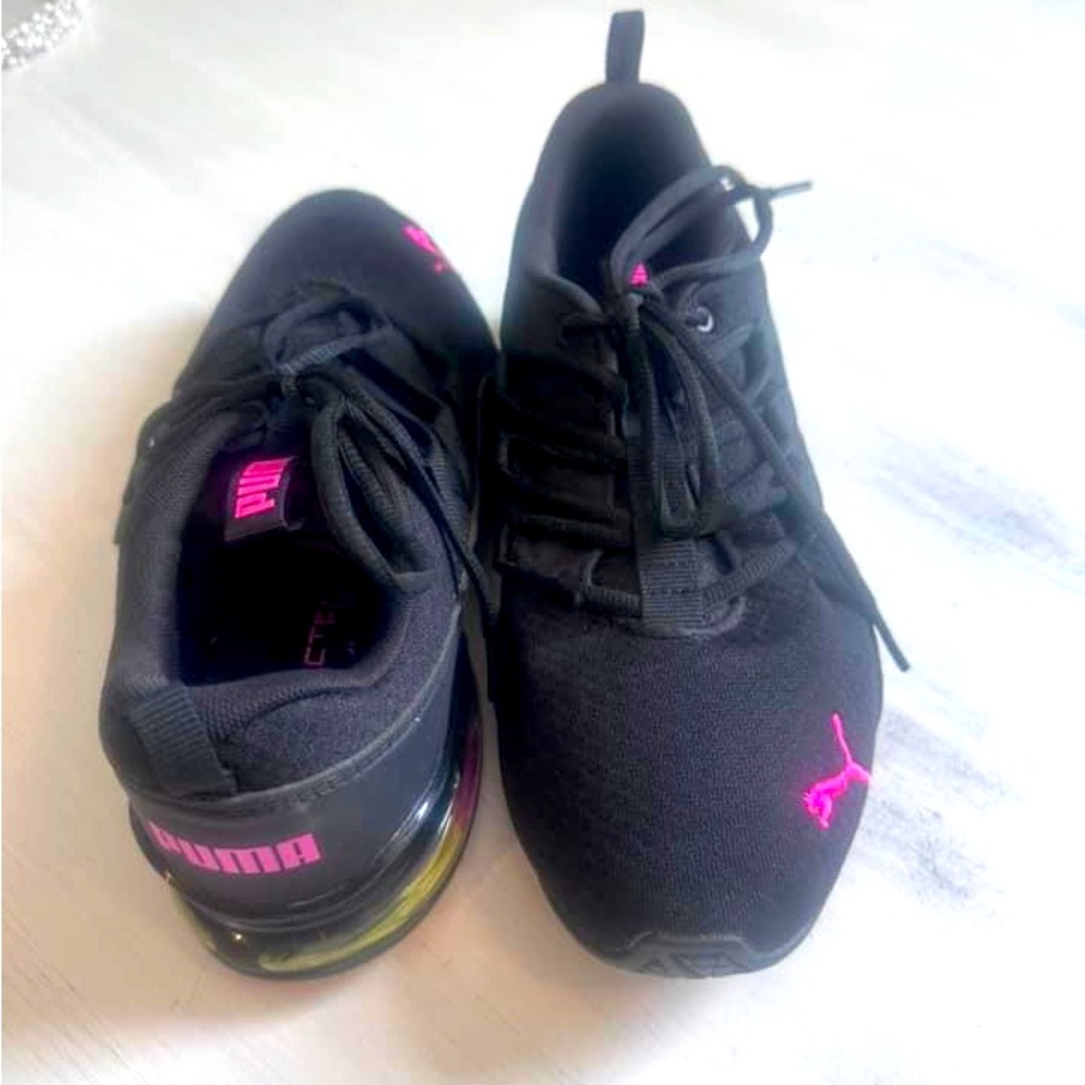 Women’s Puma tennis shoes